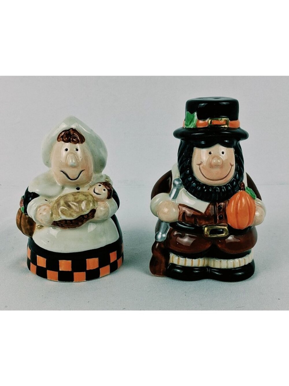 VTG Thanksgiving Pilgrim Couple Ceramic Salt & Pepper Shaker Set Thanksgiving